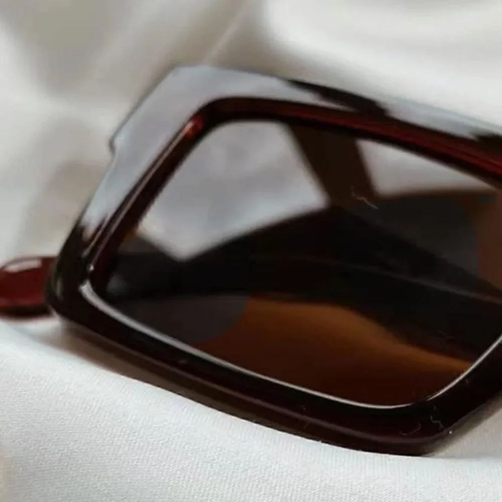 Classic Square Frame Sunglasses - Picture 3 of 3
